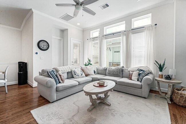 Building Photo - 508 W Donovan St