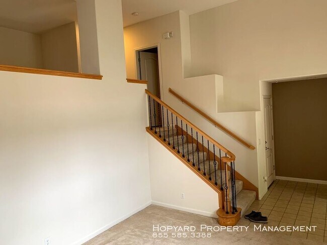 Building Photo - Beautiful gated community in Silicon Valley!