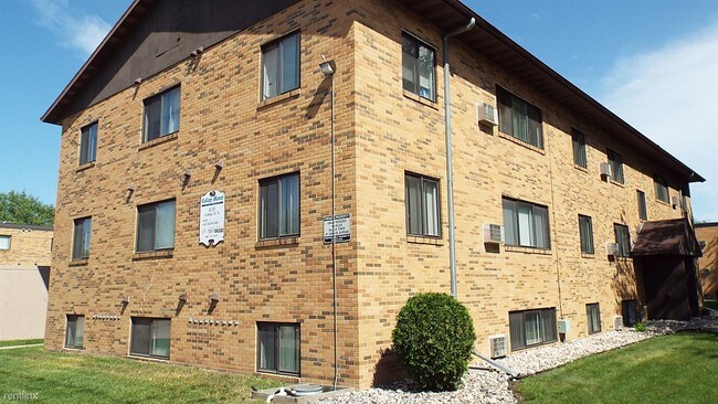 Building Photo - 808 College St N