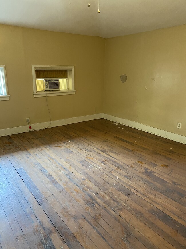 Building Photo - 410 W Ormsby Ave