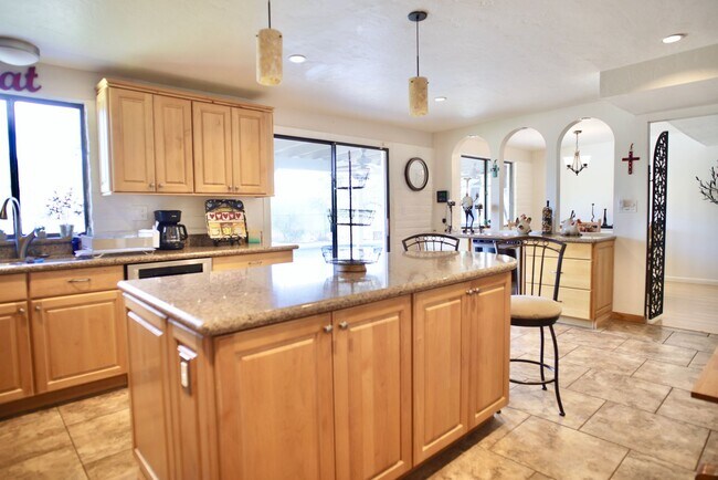 Foto del edificio - 4 Bedroom Furnished in Catalina Foothills with Pool