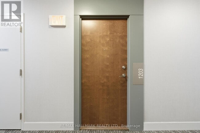 Photo du bâtiment - 2220 Lake Shore Blvd W