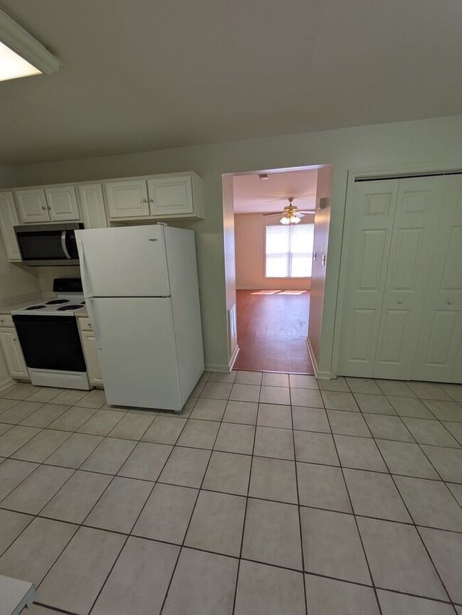 Building Photo - 2BD/2.5BA Unit at Water Oaks!