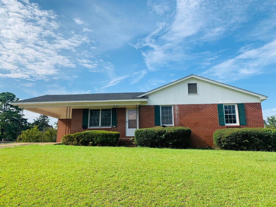 Primary Photo - Welcome home! 3 bed, 1.5 bath, newly renov...