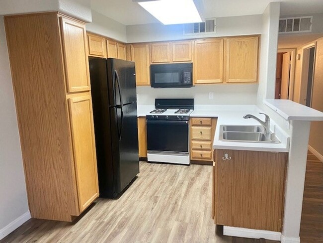 Foto del edificio - Beautiful 2 bedroom 2 bath Downstairs Condo