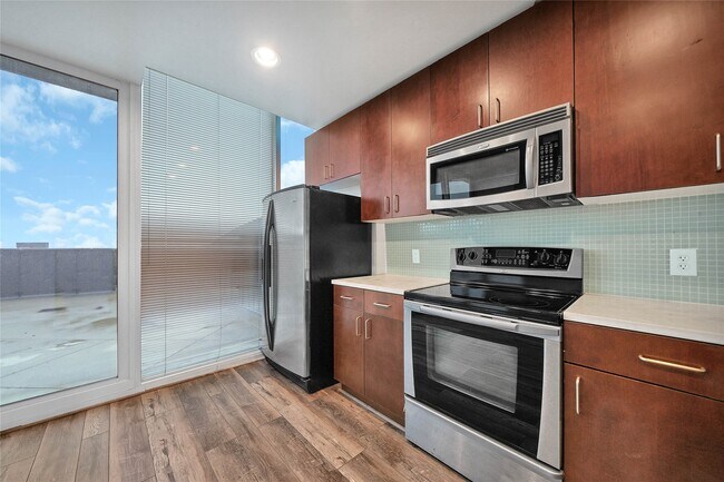 Building Photo - 5925 Almeda Rd