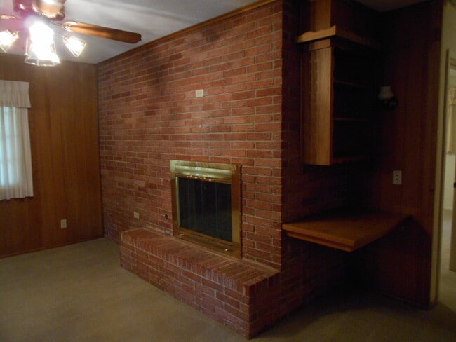Building Photo - New Flooring in Living/Bedrooms & Other Up...