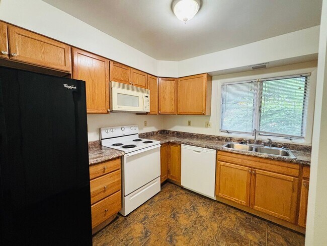Building Photo - 3 Bedroom 2.5 Bath Townhouse