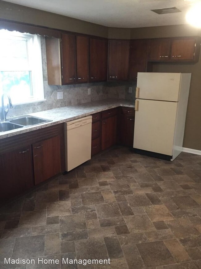 Building Photo - 4 br, 2 bath House - 130 Spring Street