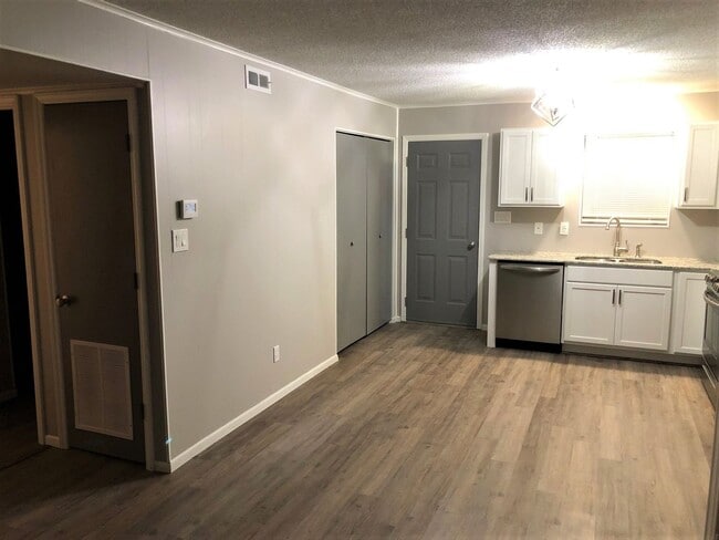 Building Photo - Welcome to Ravenwood Drive!