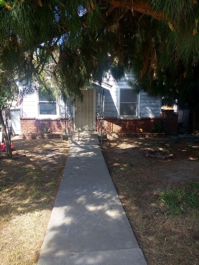 Building Photo - 2 Br 1 Ba available Now