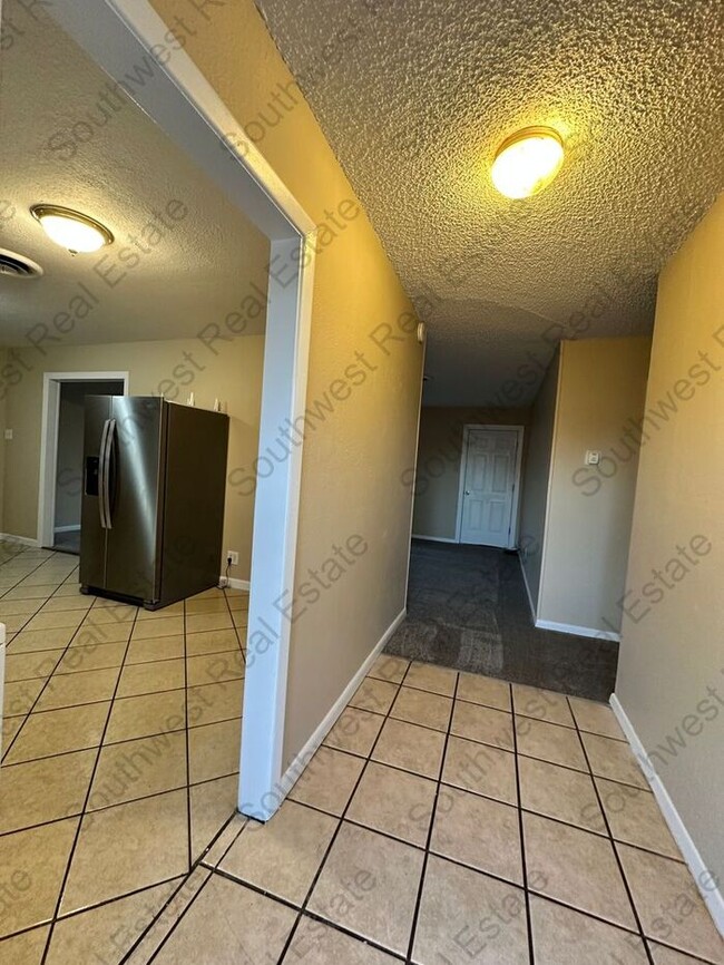 Building Photo - 3 Bed 2 Bath Includes Washer & Dryer - San...