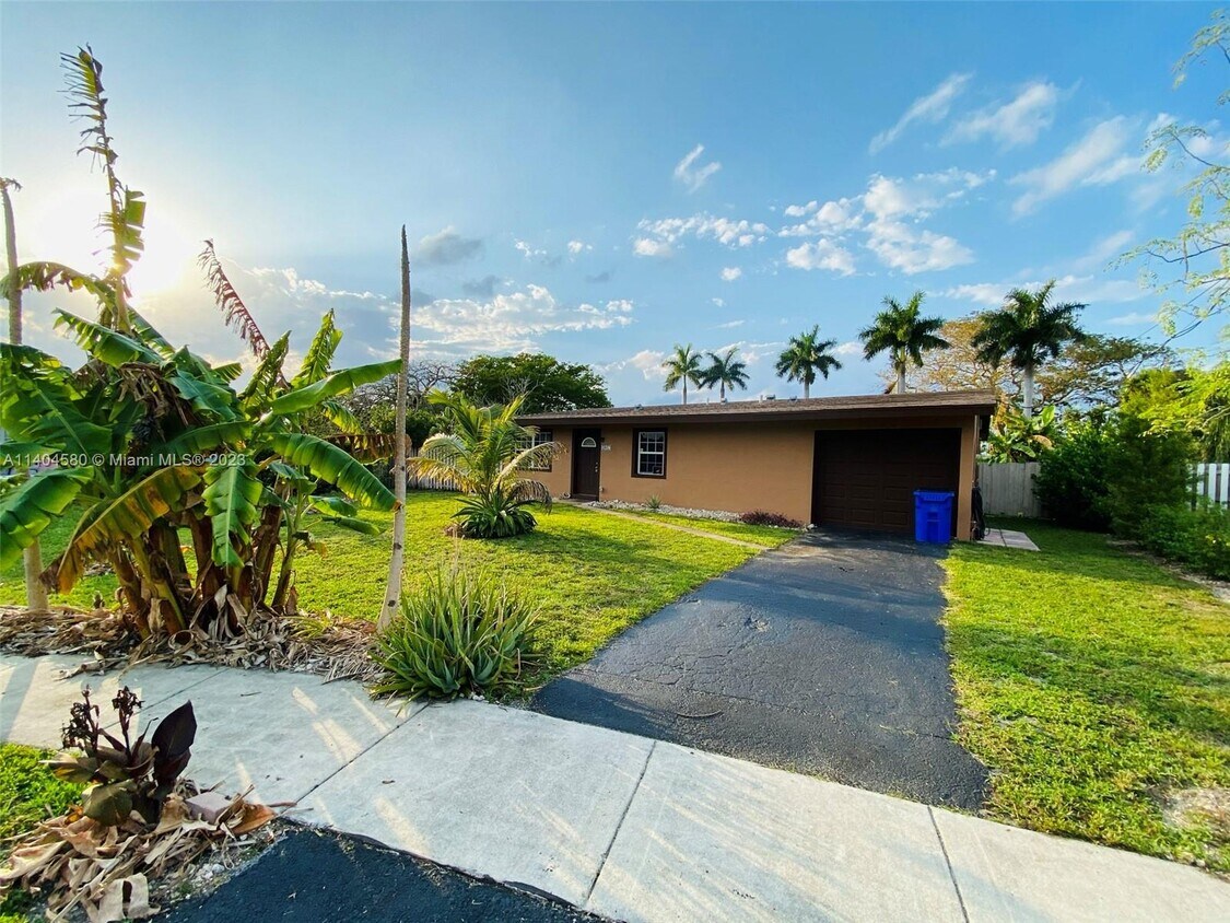 Foto principal - 5817 NW 20th Ct