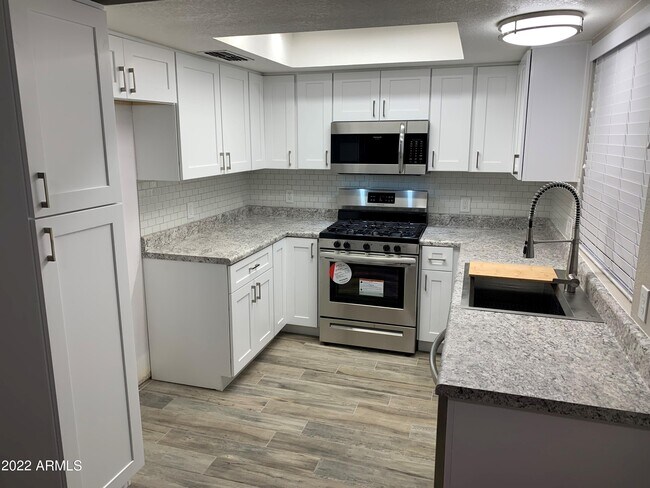 Foto del edificio - 8730 W Pierson St