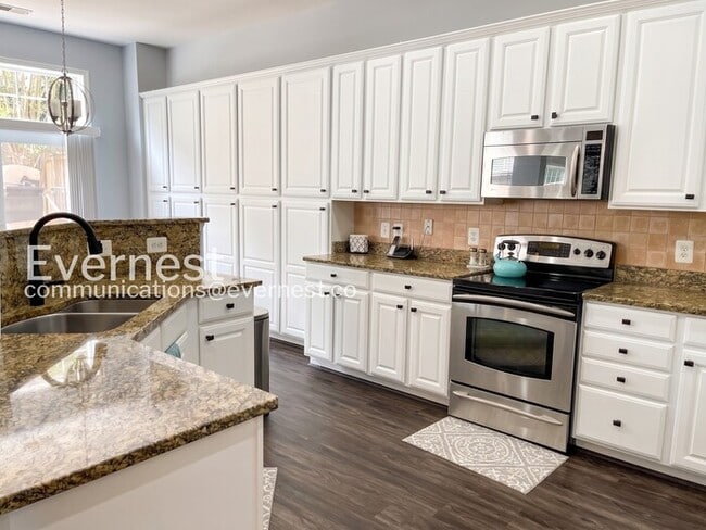 Building Photo - 4 Bed, 2.5 Bath Home with Garage / Pet-Friendly / Available Soon!