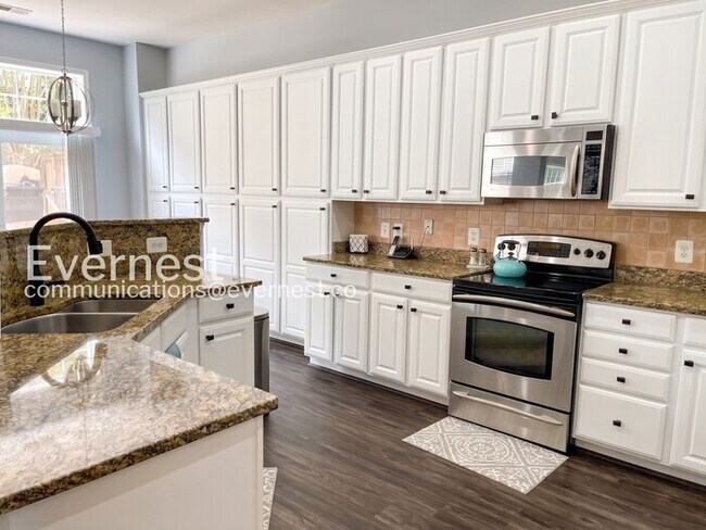 Foto del edificio - 4 Bed, 2.5 Bath Home with Garage / Pet-Friendly / Available Soon!