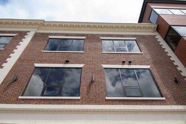Building Photo - 639 Main St