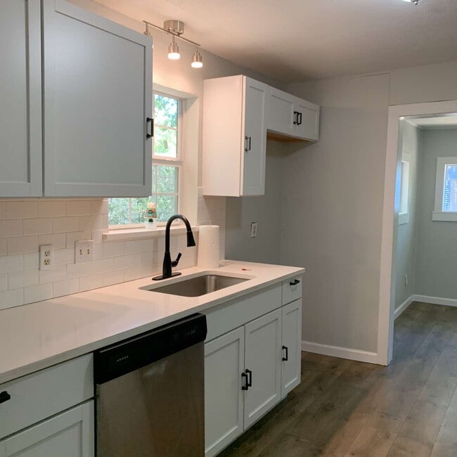 Building Photo - 505 E Heron St