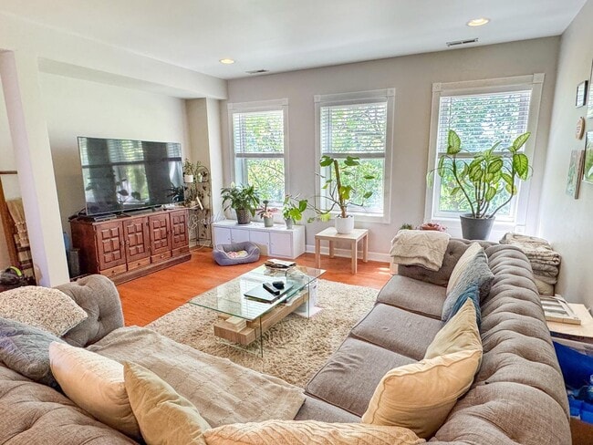 Foto del edificio - 2634 W Glenlake Ave