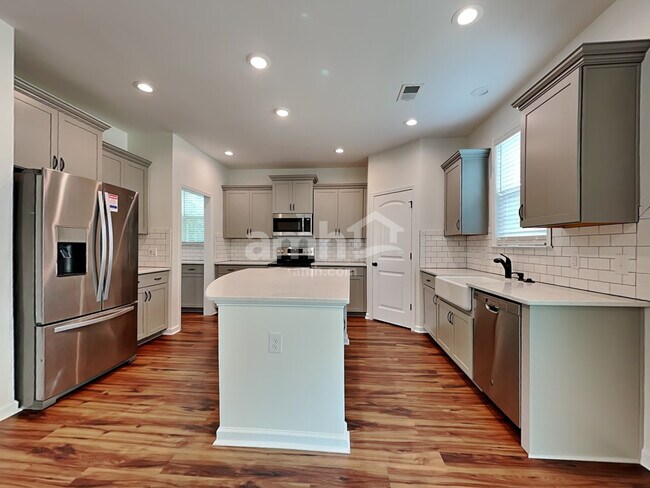 Building Photo - 128 Martello Rd