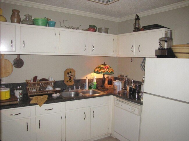 Building Photo - Gated 2br w/pool at N. Gates of LSU on Hig...