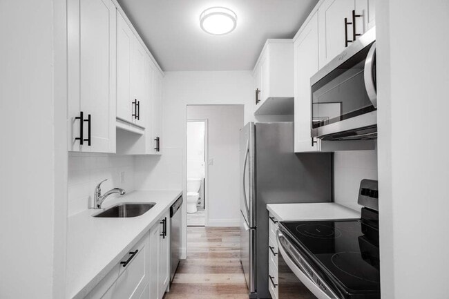 Building Photo - 345 Lonsdale