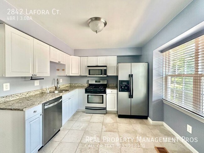 Building Photo - Spacious & Sophisticated Merrifield Townho...