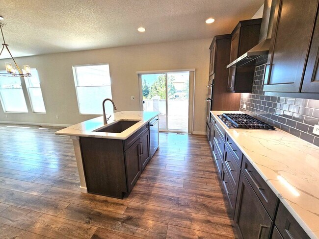 Building Photo - $3939 | 5BR/4BA | Beautiful Dog Friendly H...