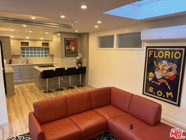 Foto del edificio - 1636 N Beverly Glen Blvd