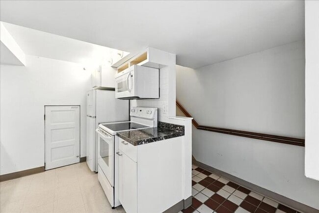 Building Photo - Charming Victorian Stacked Tri-Plex in the...