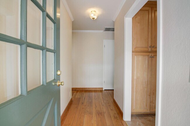 Building Photo - 4954 Alan Ave