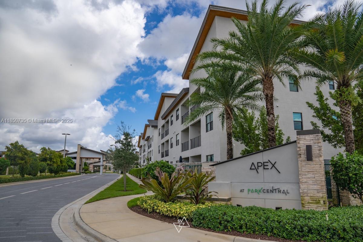 Foto principal - 7805 NW 104th Ave
