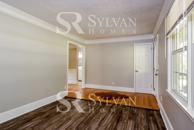 Building Photo - Feel welcome and comfortable in this charm...