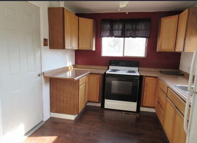 Foto del edificio - Dove Creek, Co 3 bed home