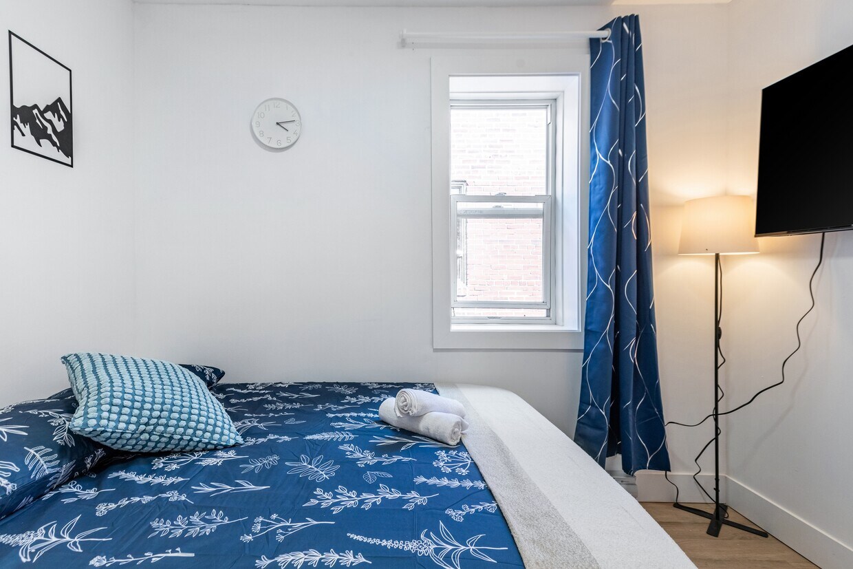 Deluxe Room Décarie (Males Only) Condo for Rent in Montréal, QC