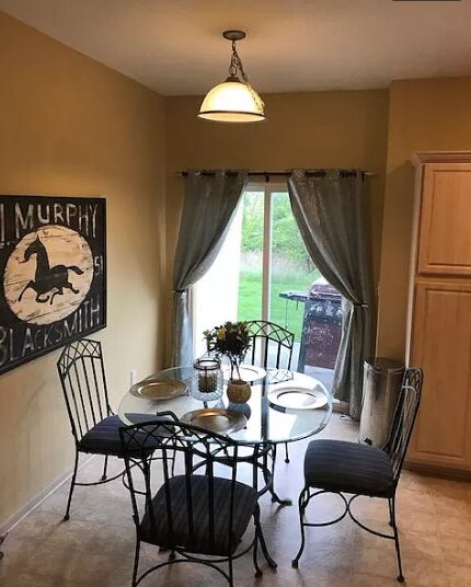 Área de comedor - 1643 SW Mission Rd