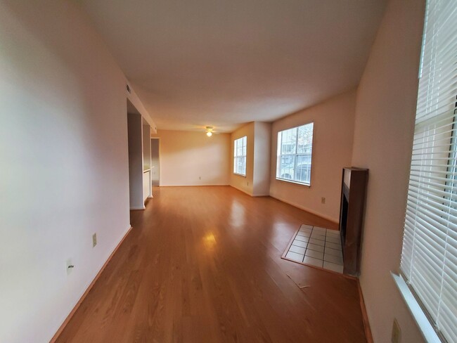 Building Photo - Spacious 2 Bedroom rental in Va Beach