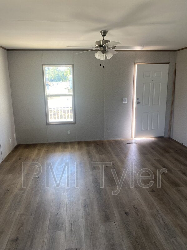 Building Photo - 123 Dogwood Dr