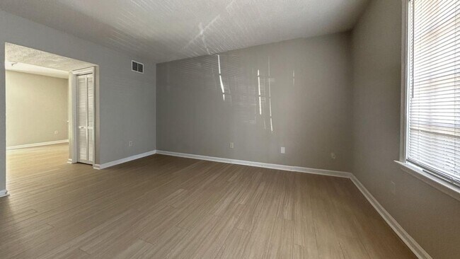 Foto del edificio - 2 & 3 Bedroom Townhomes in West Ashley