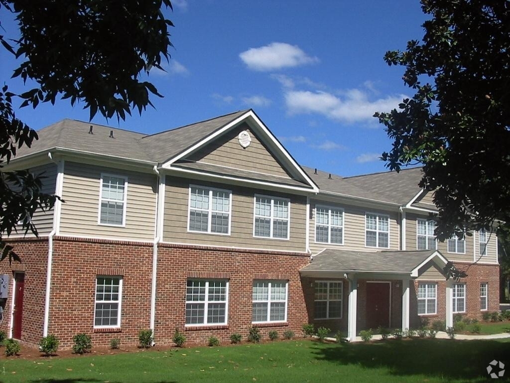 Building Photo - The Crest at Elon