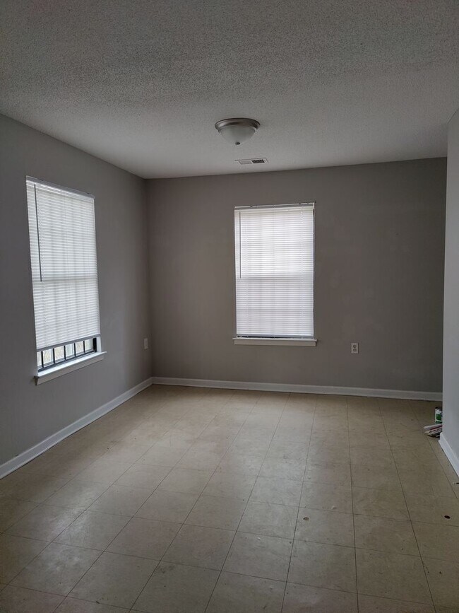 Building Photo - 3 Bed / 2 Bath Home for Rent