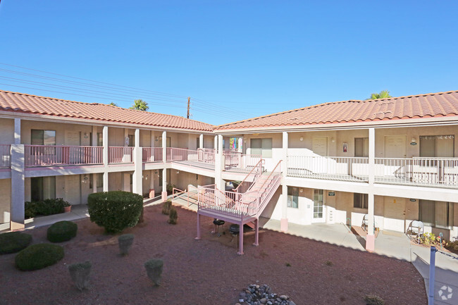 Courtyard - Nellis Gate Apartments