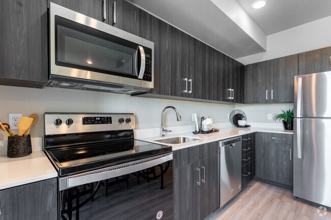 Studio, 1BA - 600 SF - West End District