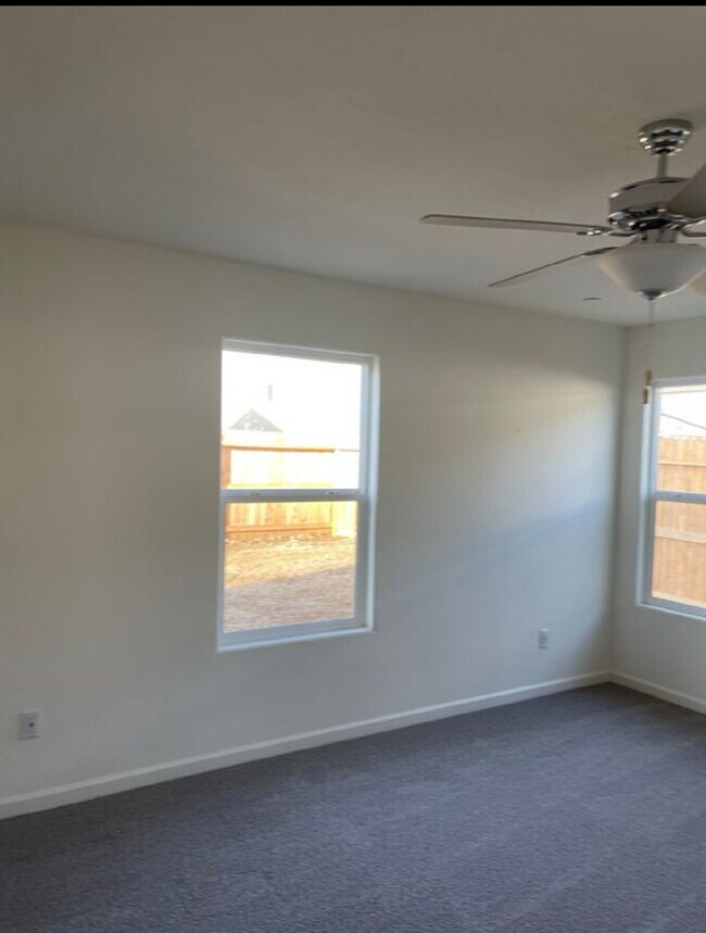 Foto del edificio - Spacious 4-Bedroom Home in Desirable North...