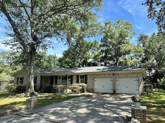 Building Photo - 2204 N Dallerton Cir