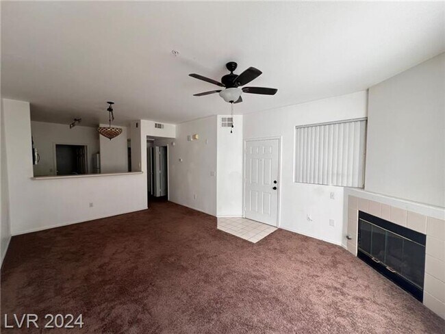 Building Photo - Gated Community / One Bedroom / 1 Car Garage
