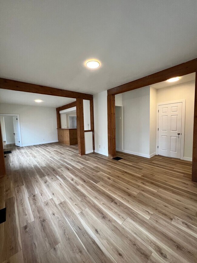 Building Photo - 835 Waugoo Ave