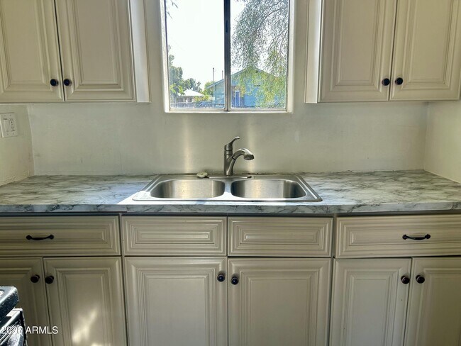 Foto del edificio - 5545 W State Ave