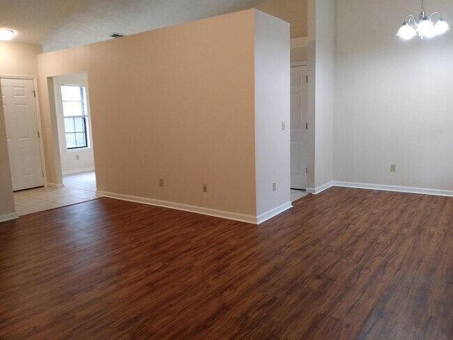 Building Photo - 1615 Akridge Dr