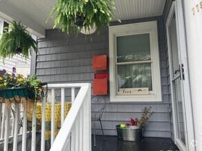 Building Photo - 119 Roslyn Ave